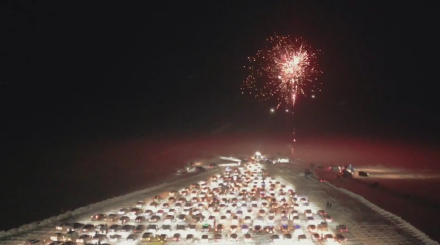 В Омской области зажглась «автоелка» из более чем 300 машин