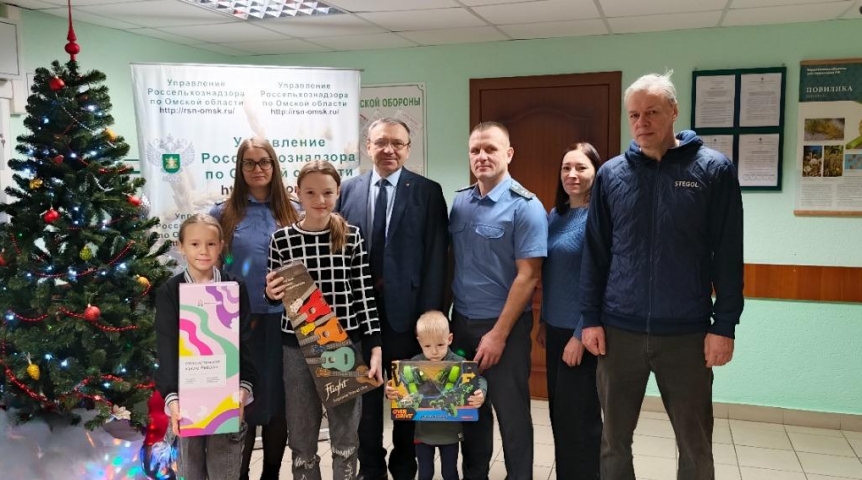 Сотрудники Россельхознадзора воплотили в жизнь новогодние мечты трех маленьких омичей