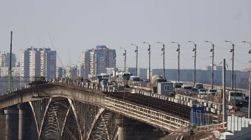 Стало известно о развитии ситуации с работниками на мосту у Телецентра в Омске