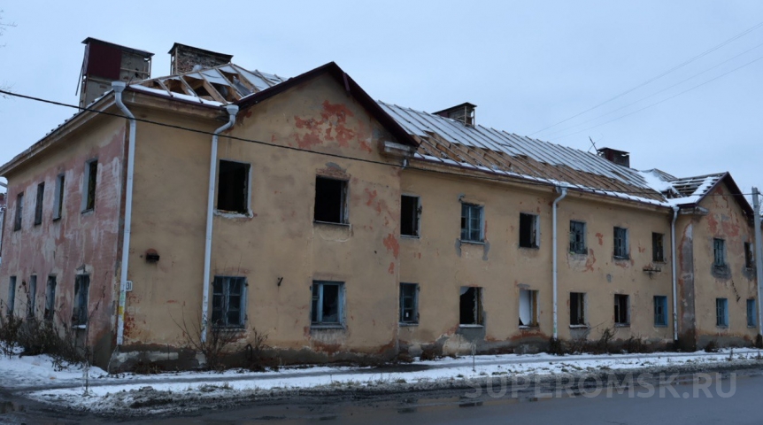В Омске разобрали дом после капремонта крыши за 2,8 миллиона рублей