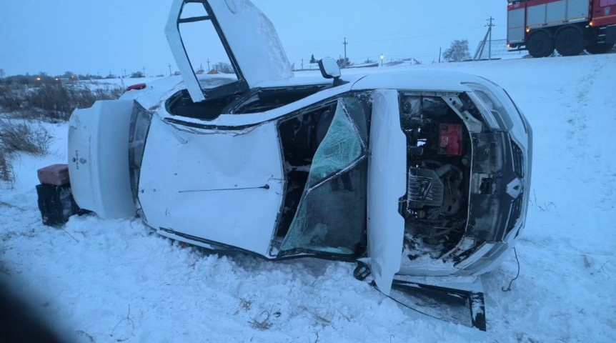 На омской трассе в кювет рухнул автомобиль с питерскими номерами и людьми