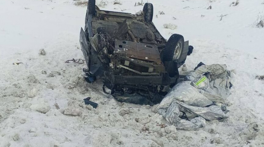 На трассе под Омском «бесправник» приземлился на крышу с последствиями