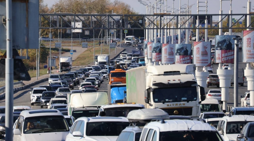 В Омске из-за аварий скопилась большая пробка на метромосту