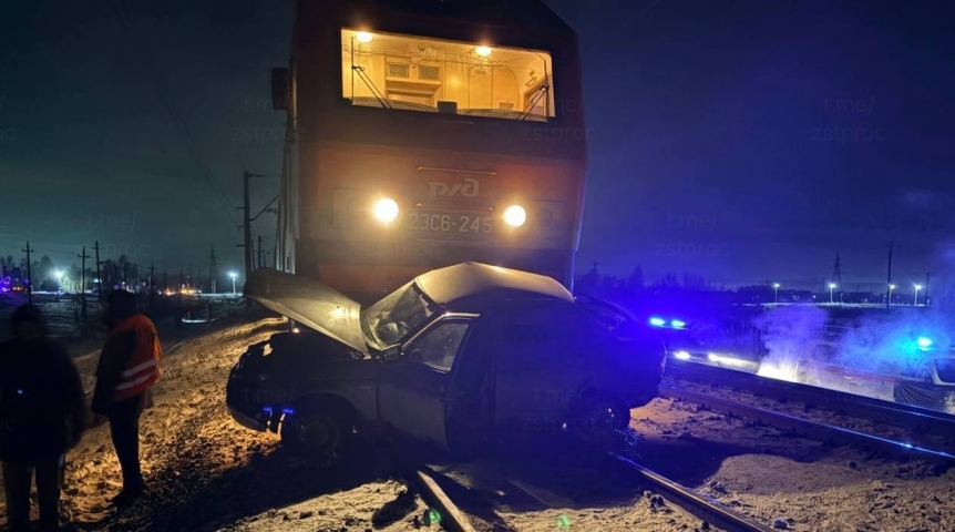 В Омской области грузовой поезд снес автомобиль: водитель погиб