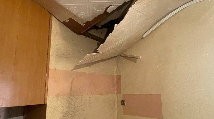 В аварийном доме Омска рухнул потолок
