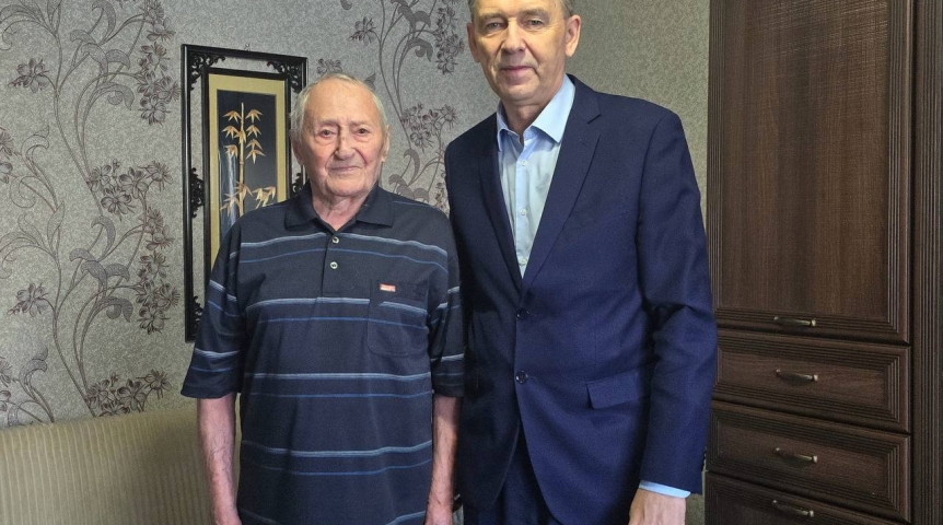 Спикер Заксобрания Артемов поздравил омских ветеранов с Новым годом