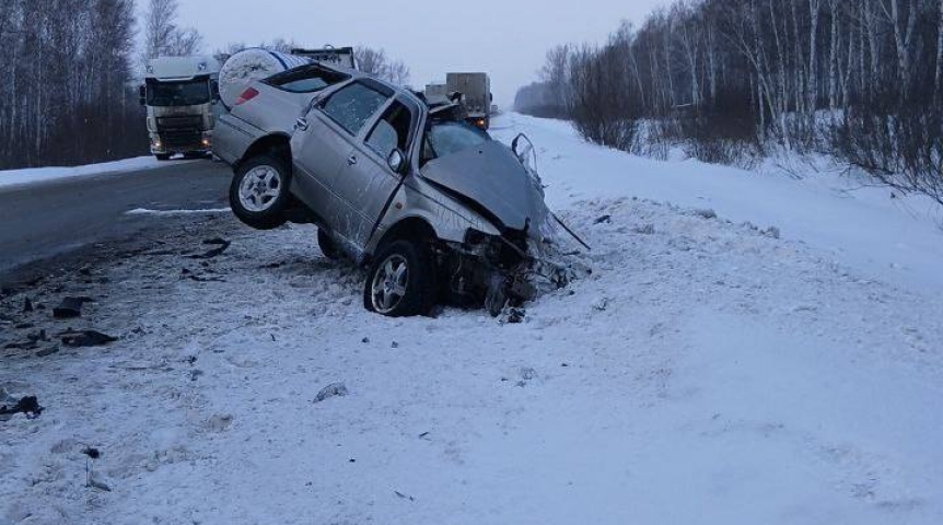 На трассе Омск – Новосибирск в лобовом ДТП с фурой погибла женщина
