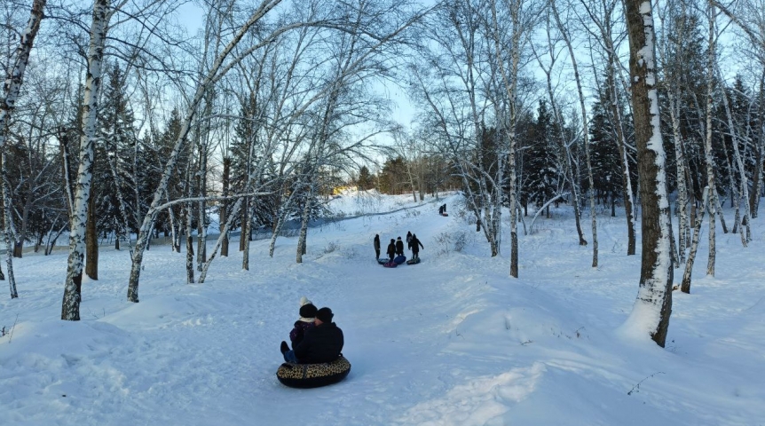 Омичам напомнили об опасности «обкатывания» склонов рек