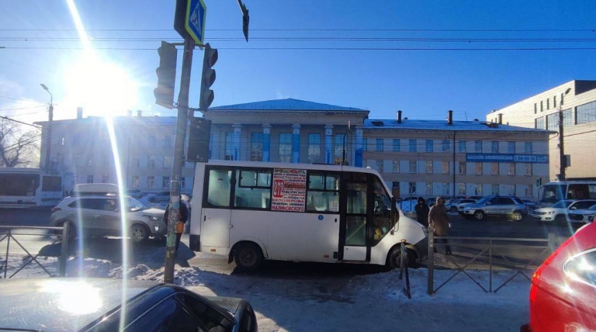 В Омске маршрутка снесла трех пешеходов на переходе