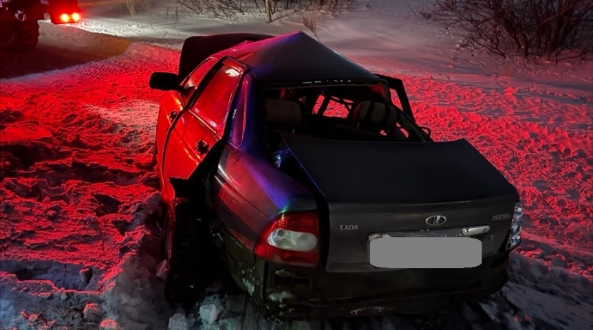 Появились кадры с места смертельного столкновения легковушки и поезда под Омском