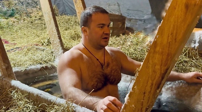 Омский губернатор Хоценко окунулся в крещенскую купель в -20 °C