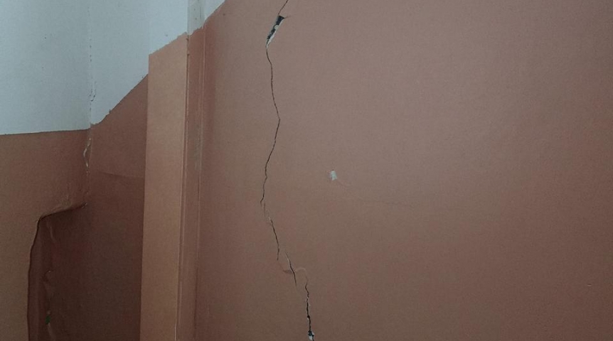 Омичи показали треснувший дом на омском Левобережье