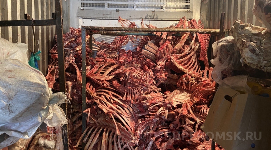 На границе Омской области задержали несколько машин с мясом