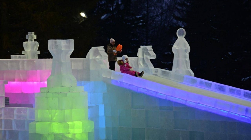 Омский НПЗ построил для горожан ледовый городок в Советском парке