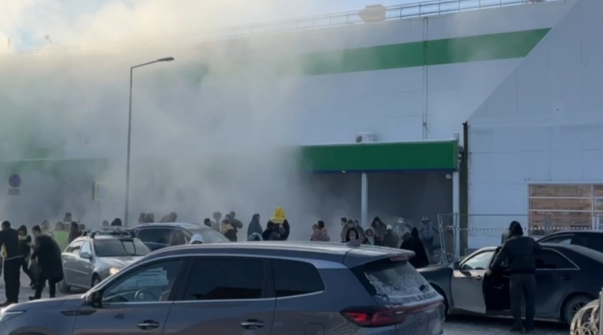 Посетителей омского магазина окатило водой в мороз