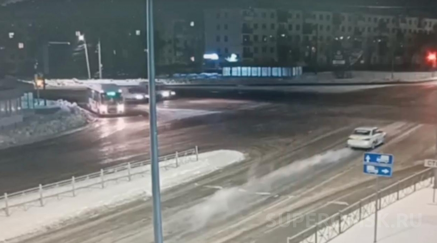 Появилось видео ДТП с микроавтобусом и такси в САО Омска