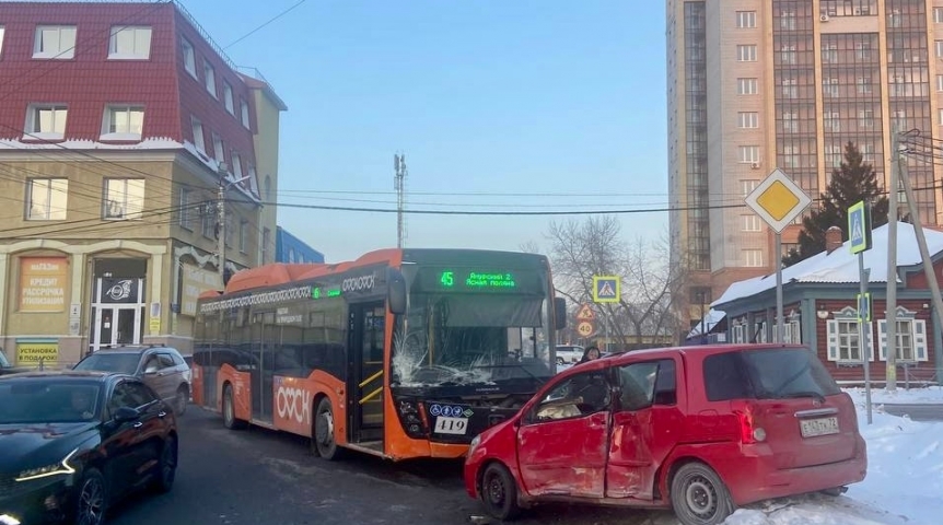 Появились кадры ДТП с автобусом в Омске