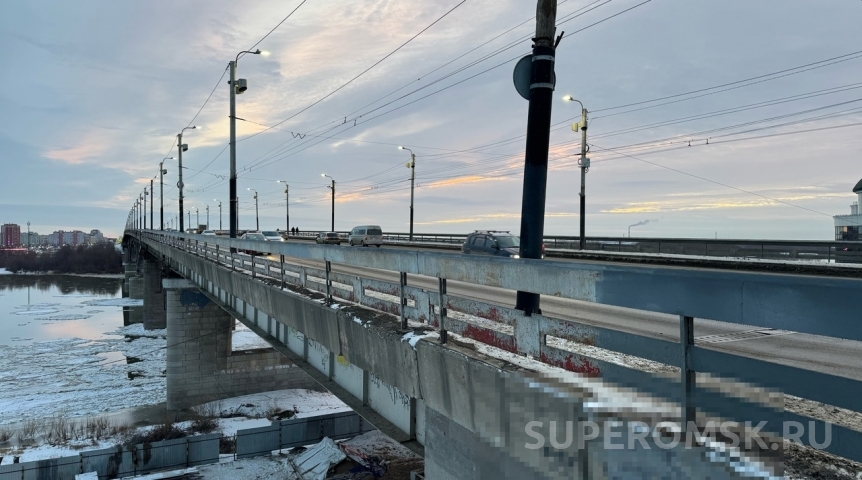 На мосту у Телецентра в Омске ставят опоры освещения