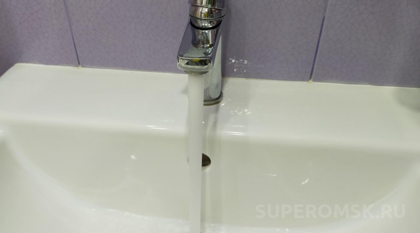 Запах и диарея: омич сходил в душ у себя дома