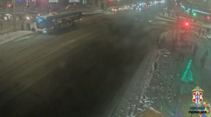 Появилось видео наезда троллейбуса на ребенка в Омске: мальчик в реанимации