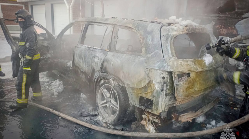 В Омске эксперт по пожарной безопасности случайно сжег «Мерседес»