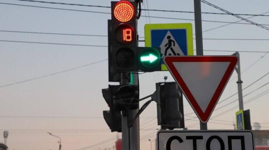 В САО Омска изменилась схема движения на перекрестке