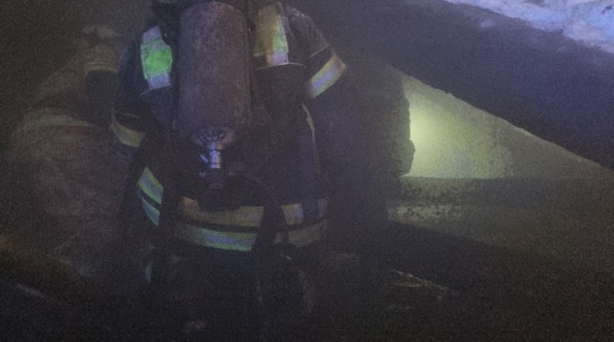 В ЦАО Омска ночью полыхала крыша 2-квартирного дома