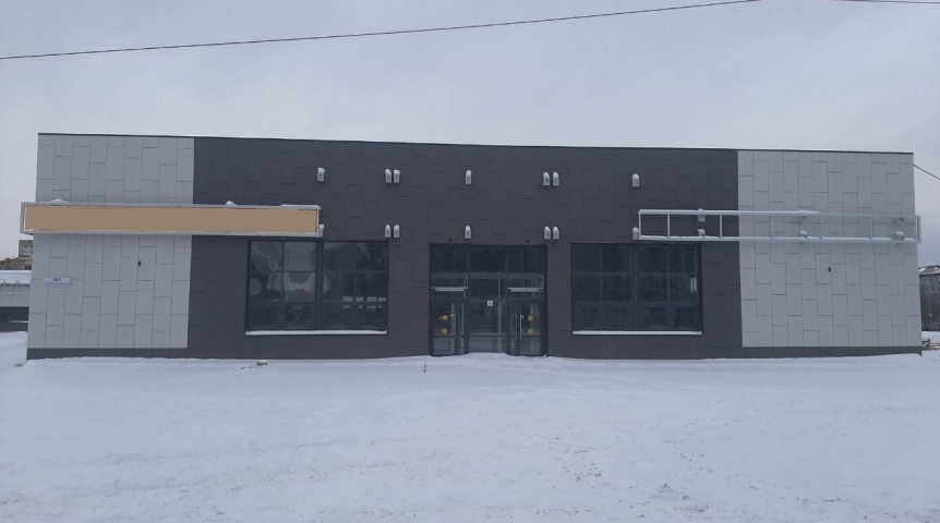 На Левобережье Омска построили торговый комплекс с большой парковкой