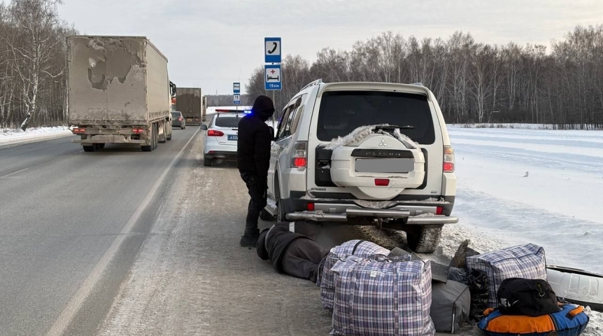 Водители не стали помогать замерзавшему на трассе омичу