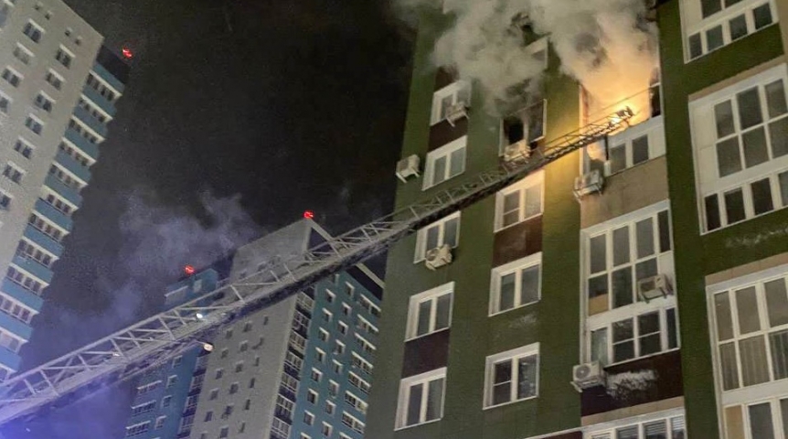 «Люди молили о помощи»: машины во дворе мешали пожарным тушить огонь в Кузьминках