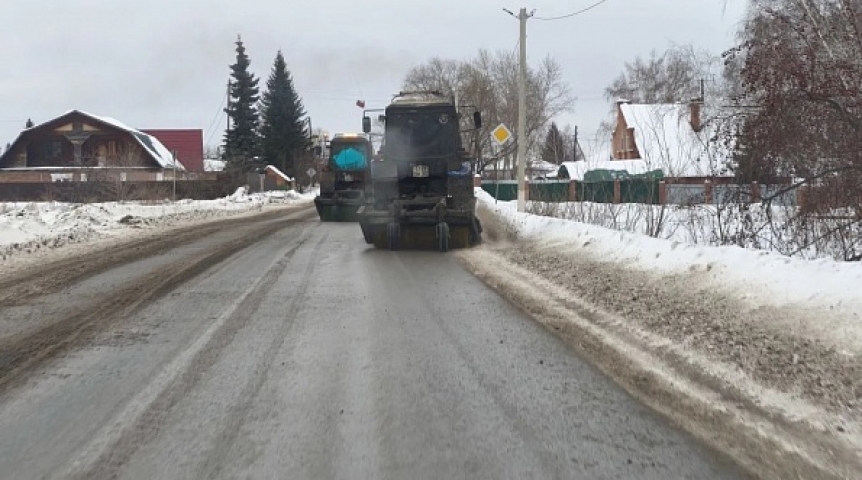 В Омском районе продолжается уборка дорог от снега