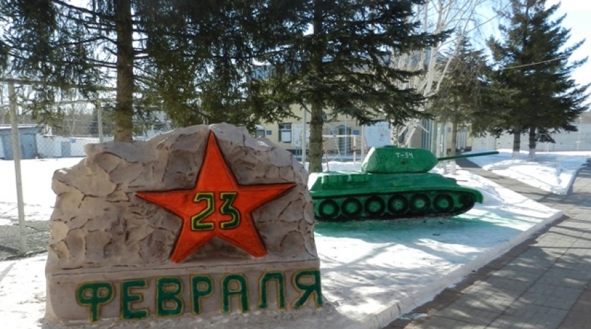 Танки, подлодка и БТР: в Омске прошел конкурс фигур изо льда среди осужденных