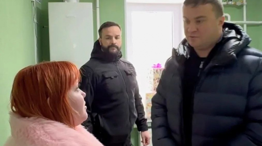 Омский губернатор Хоценко работает с командой в подшефном Стаханове