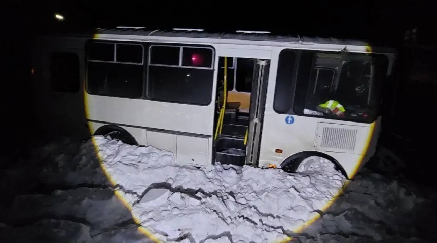 На трассе под Омском автобус с пассажирами улетел в кювет после столкновения с легковушкой