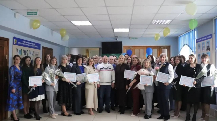 Геннадий Долматов провел открытие электронной Доски почета работников образования Омского района