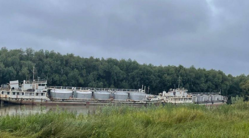 С Иртыша в центре Омска убирают иногородние нефтеналивные танкеры