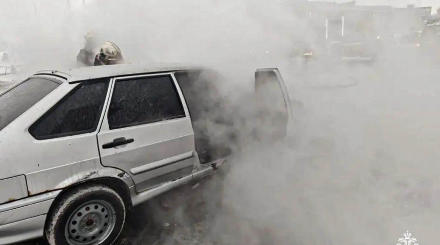 В САО города Омска вспыхнул автомобиль во время движения