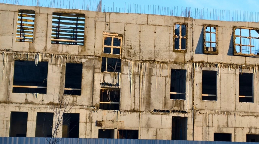 «Проемы кривые»: омич анонимно показал строящийся детский сад