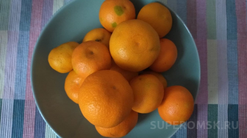 Омич заявил о червях в мандаринах торговой сети