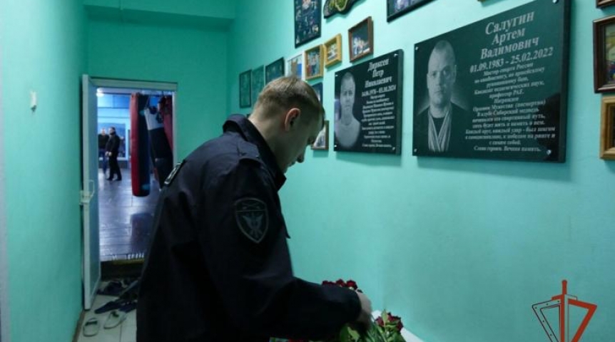 В Омске офицеру СОБР «Каскад» открыли мемориальную доску