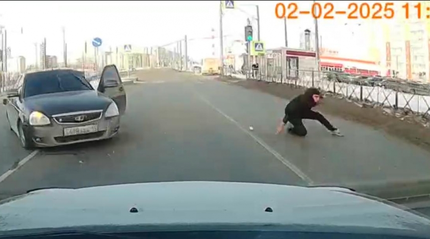 Вылетевший из «Лады» на дорогу омич стал мемом