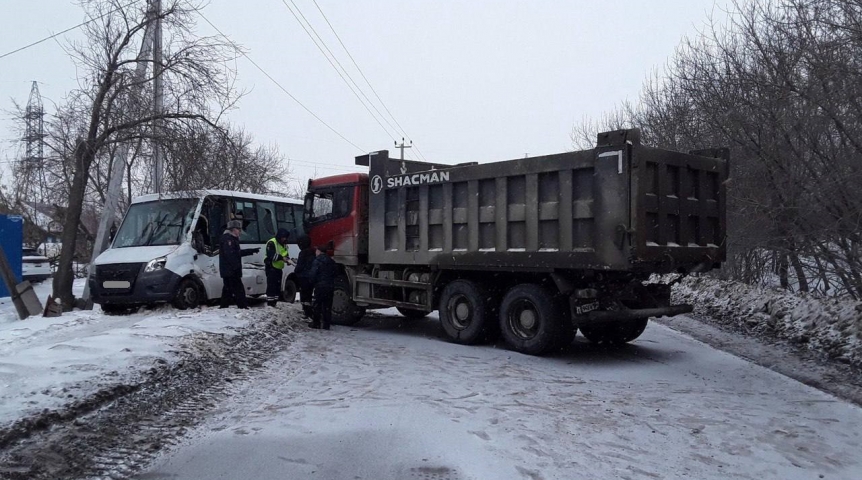 В Омске грузовик въехал в маршрутку с пассажирами
