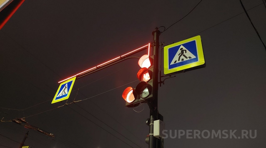 В Омске перенастроили светофоры на трех центральных перекрестках