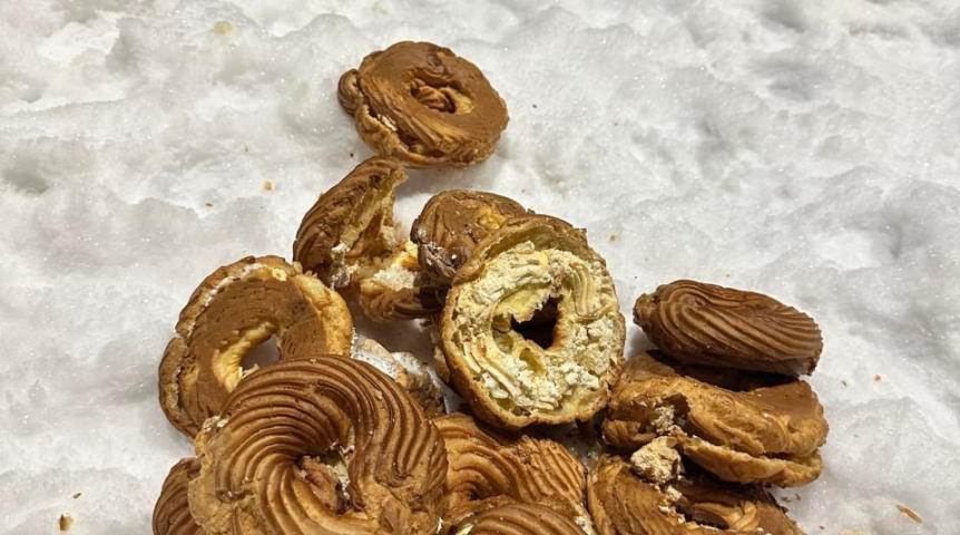 Омичи пожаловались на подброс брендов и еды в их мусорные баки