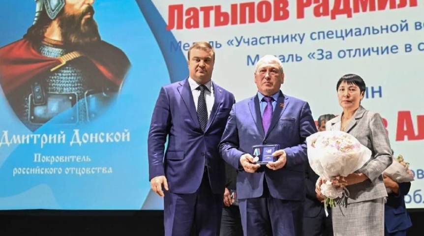 Виталий Хоценко вручил награды «Отец солдата»