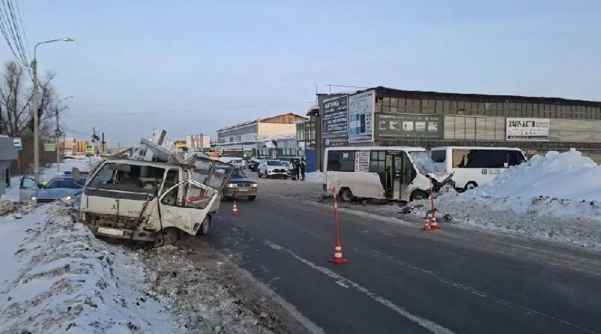Появились кадры жуткого ДТП с маршруткой в Омске
