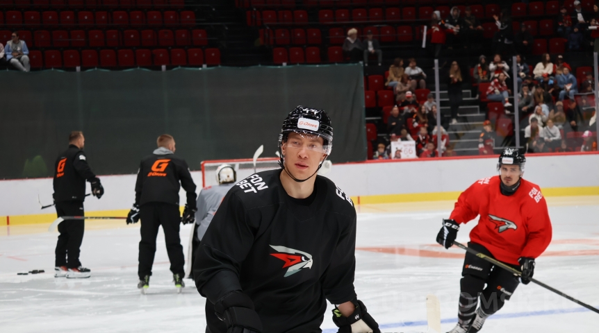 Капитана «Авангарда» Шарипзянова макнули лицом в торт на праздновании юбилея