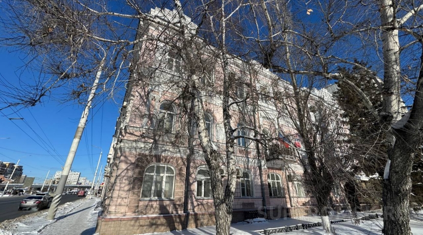 Фасад здания Минздрава на Красном Пути в Омске пошел трещиной