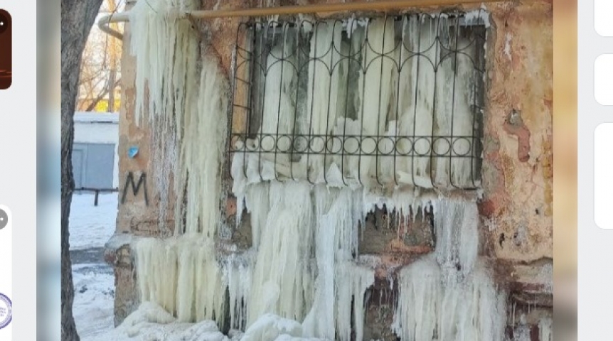 В мэрии объяснили толстый слой льда на стенах омского дома