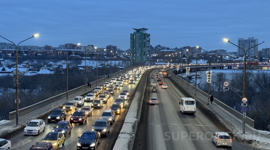 Дороги краснеют: Омск погряз в пробках со снегопадом
